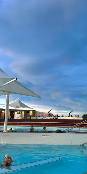 海滨广场上空的科技盛宴:无人机直播开启全新视听体验